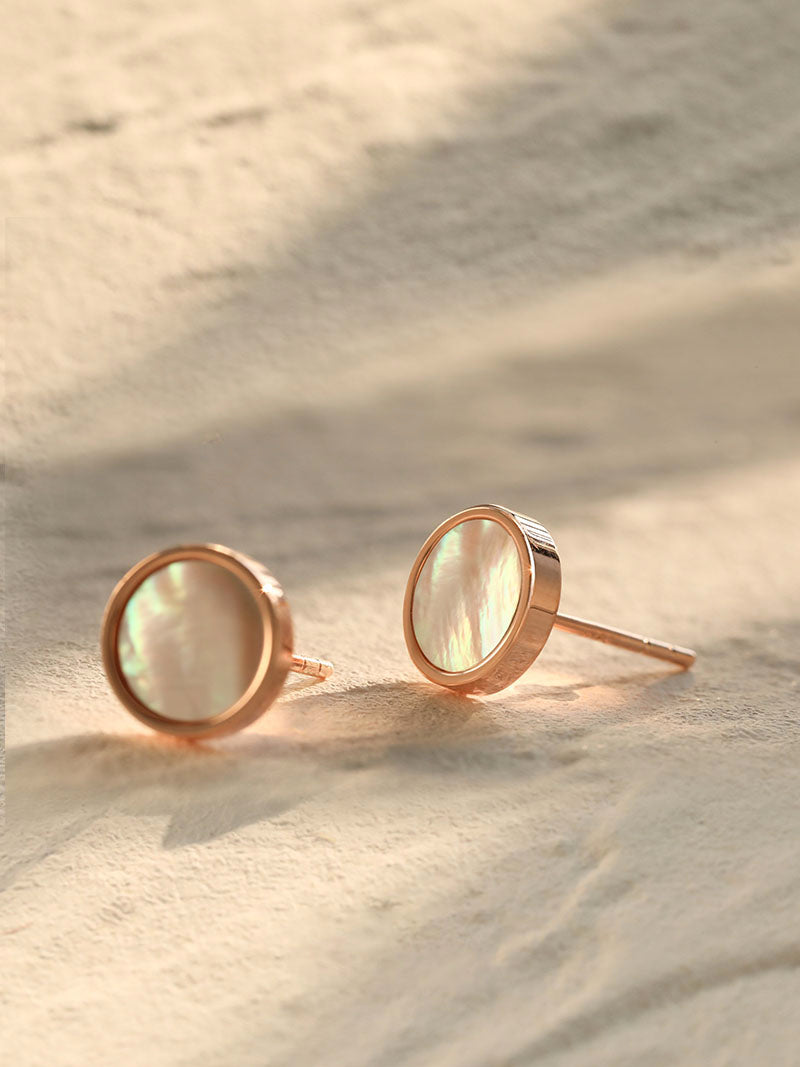 Simple and delicate shell earrings